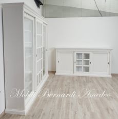 Credenza e libreria nello stesso stile con ante scorrevoli in legno e vetro finitura colore bianco