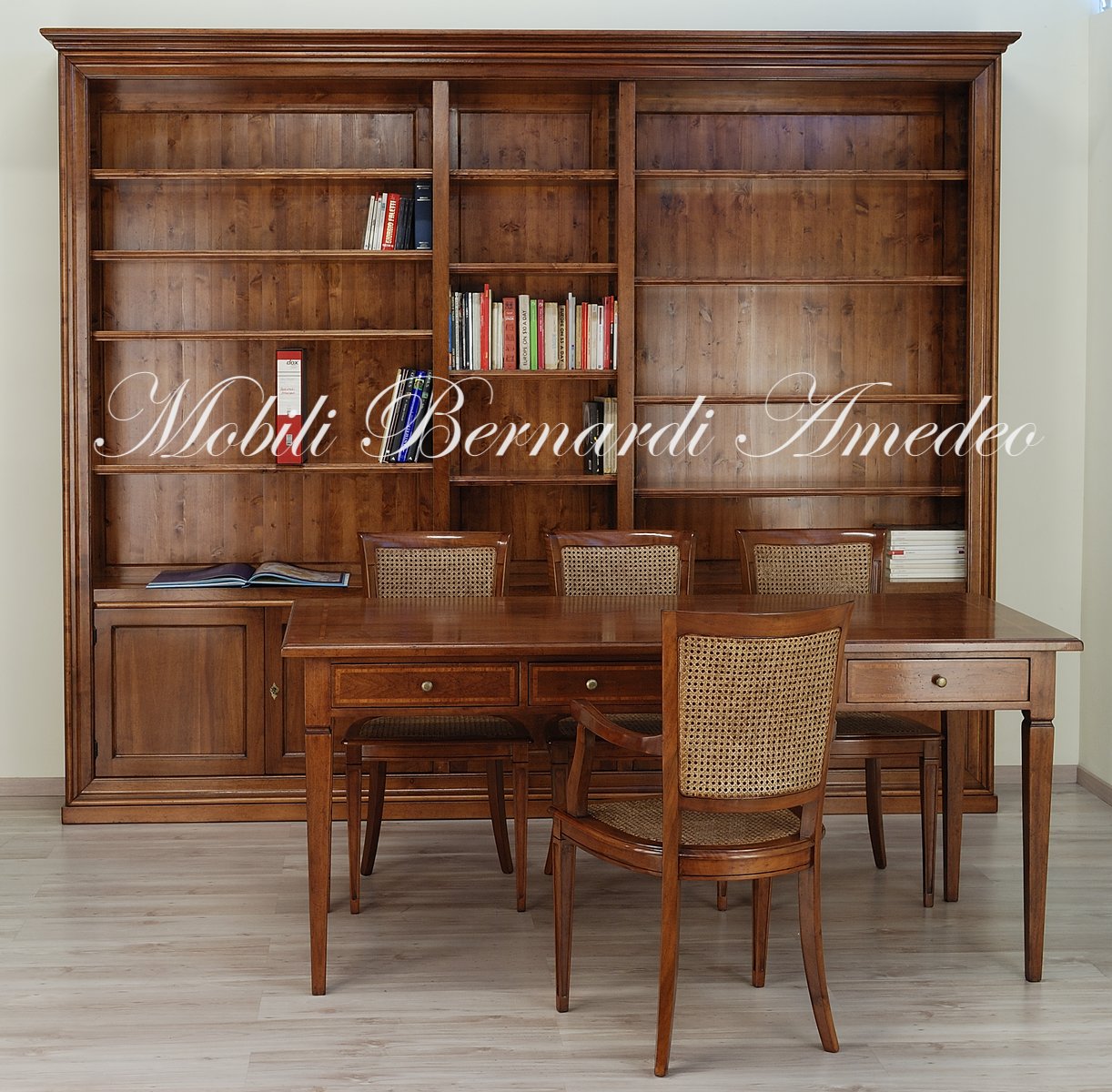 Scrivania - Dimensioni: L 135 P 68 H 78 cm - Decorazioni stile classico - 5  cassetti - Legno Noce anticato - 100% Made in Italy - lucidatura eseguita